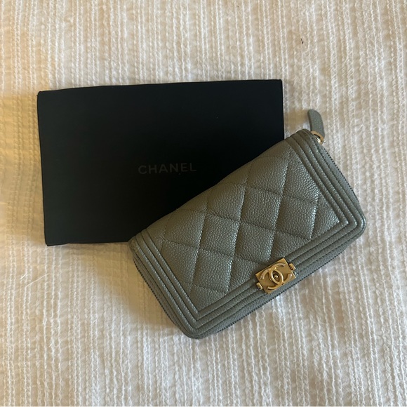 Chanel Caviar Small Boy Wallet - Picture 2 of 14